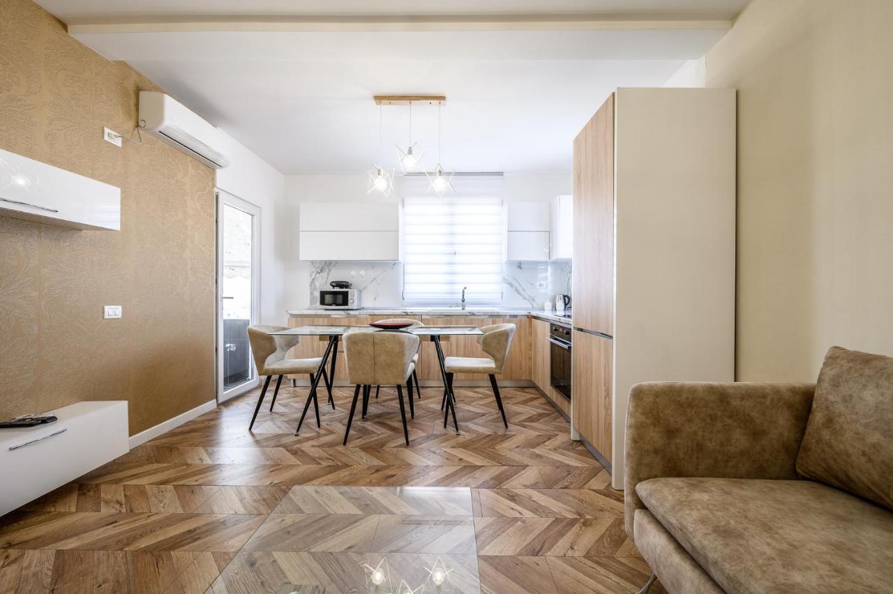 Miku Apartments-Luxury City View At Wilson Square Tirana Kültér fotó